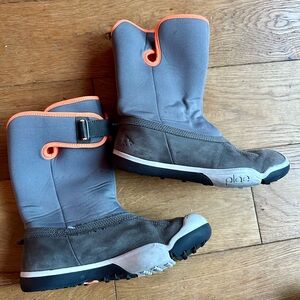Plae Thandi boots size 1